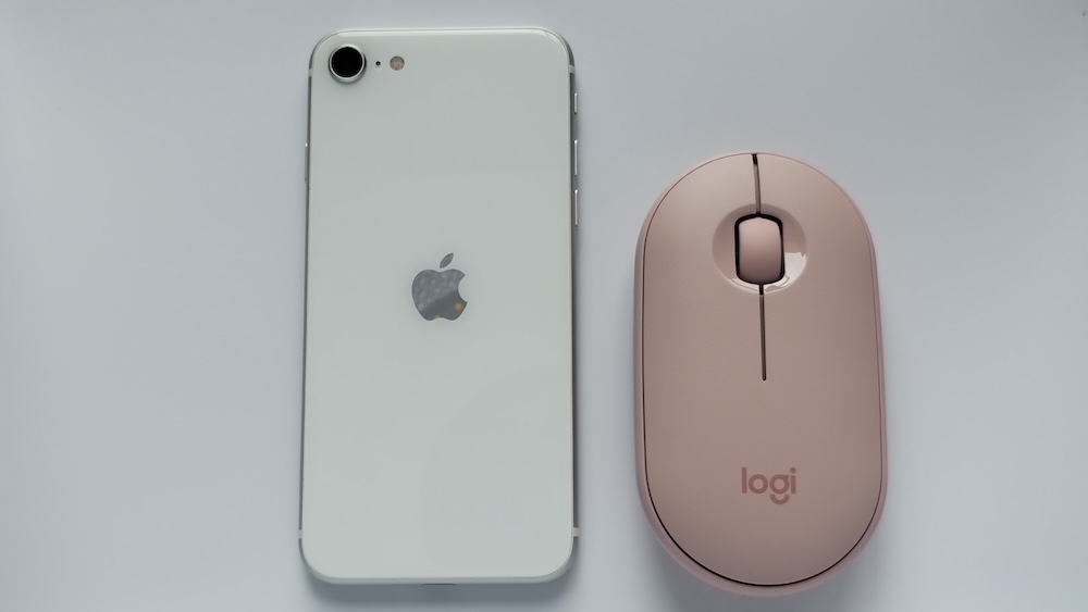 iPhone SE 第2世代とLOGICOOL PEBBLE M350のサイズ比較