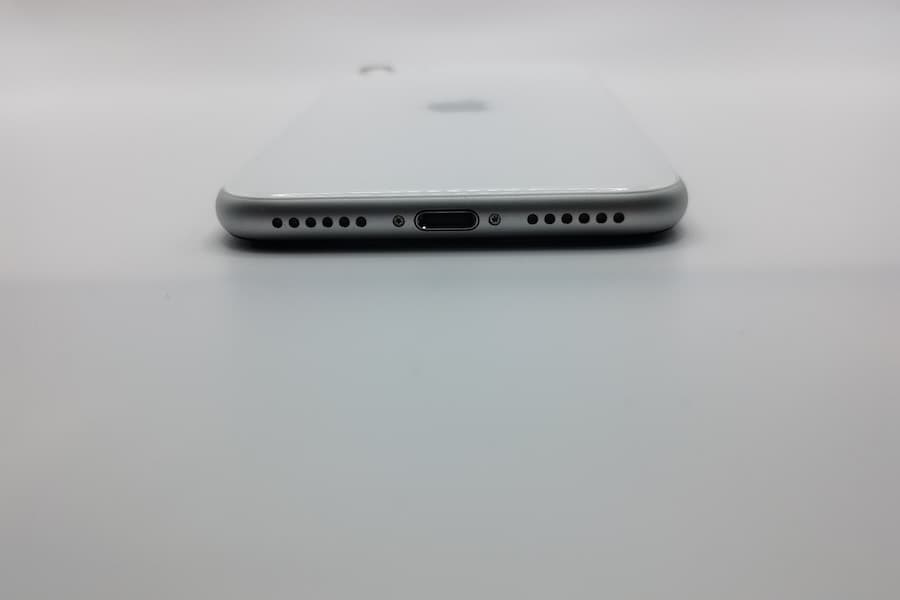 iPhone SE 第2世代の Lightningコネクタとスピーカー
