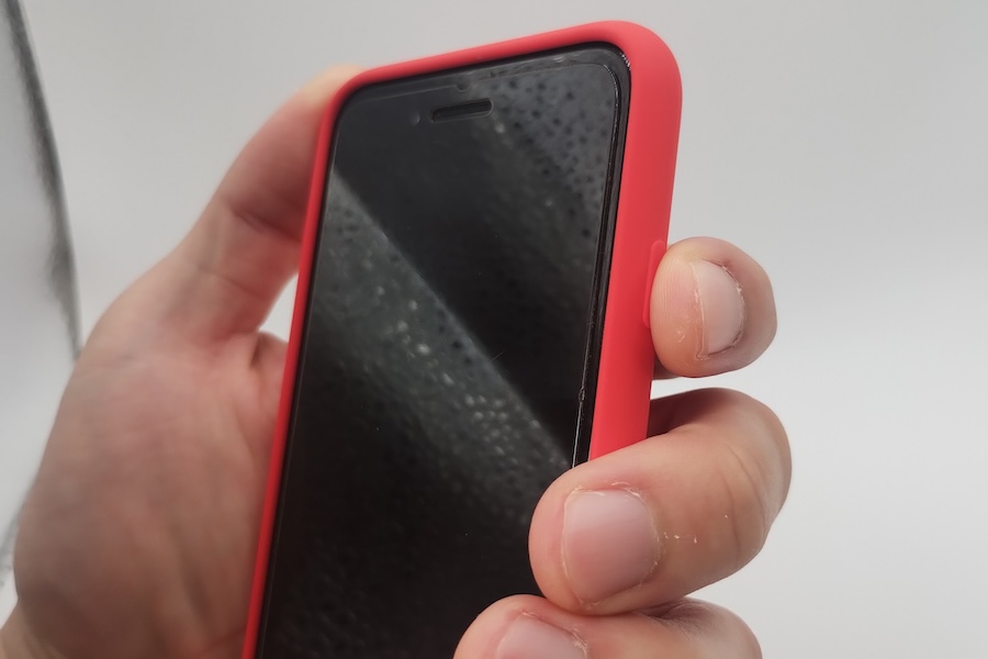 elago iPhone SE 第2世代シリコンケースを付けたままサイドボタンを押す