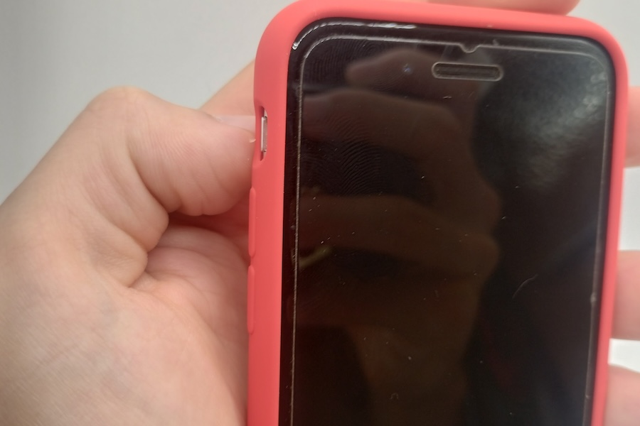 elago iPhone SE 第2世代シリコンケースを付けたままサイレントスイッチを切り替える