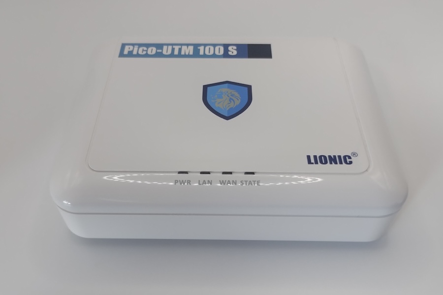 サイバーポリスのPico-UTM 100 Sの前面