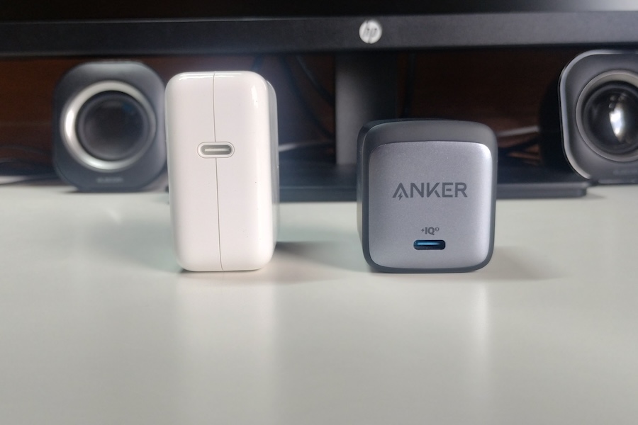 Anker Nano II 65WとM1 MacBook Airの充電器のサイズ比較