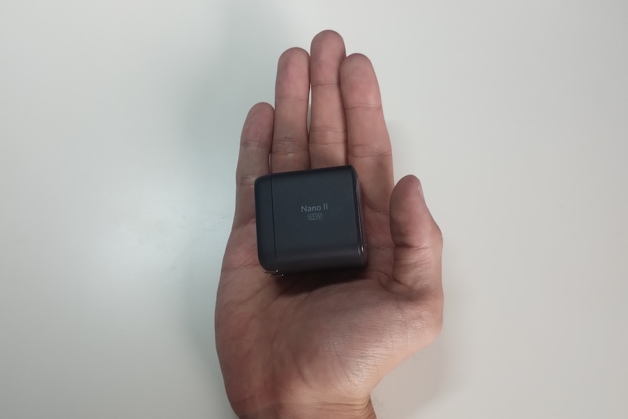 Anker Nano II 65Wを手のひらに乗せている