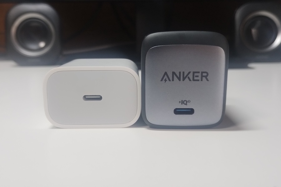 Anker Nano II 65WとiPhone純正充電器のサイズ比較