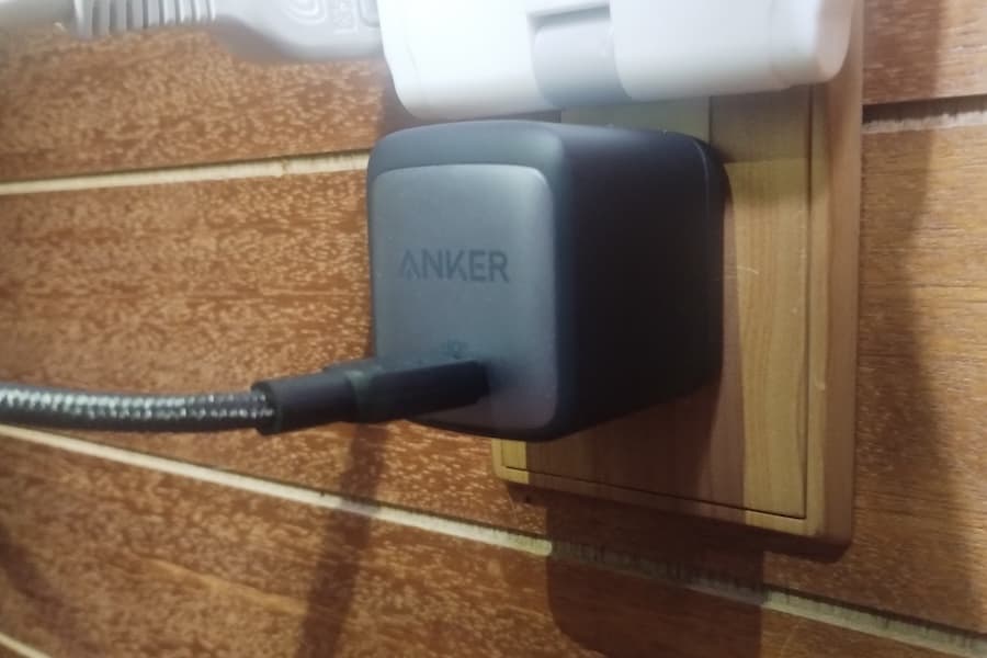 Anker Nano II 65Wをコンセントにさしている