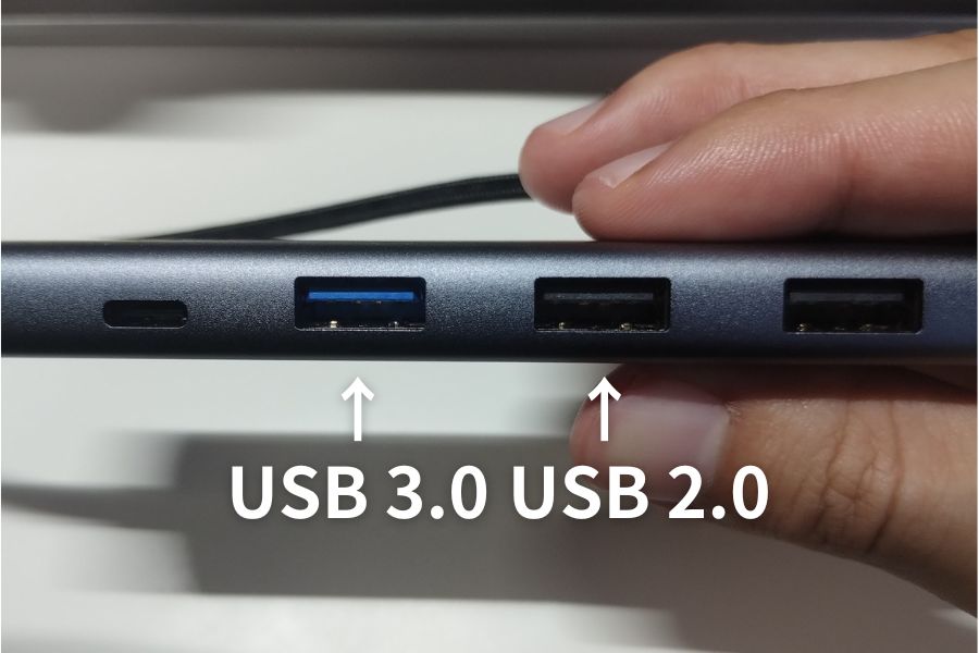 青いところがUSB 3.0黒いところがUSB 2.0