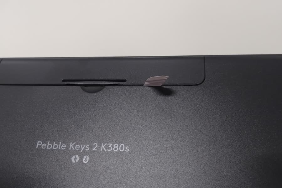 ロジクール Pebble Keys 2 K380sの裏側にあるプルタブ