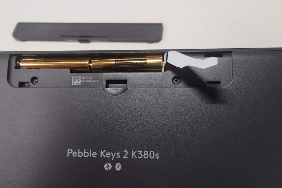 ロジクール Pebble Keys 2 K380sの裏側にあるプルタブと乾電池