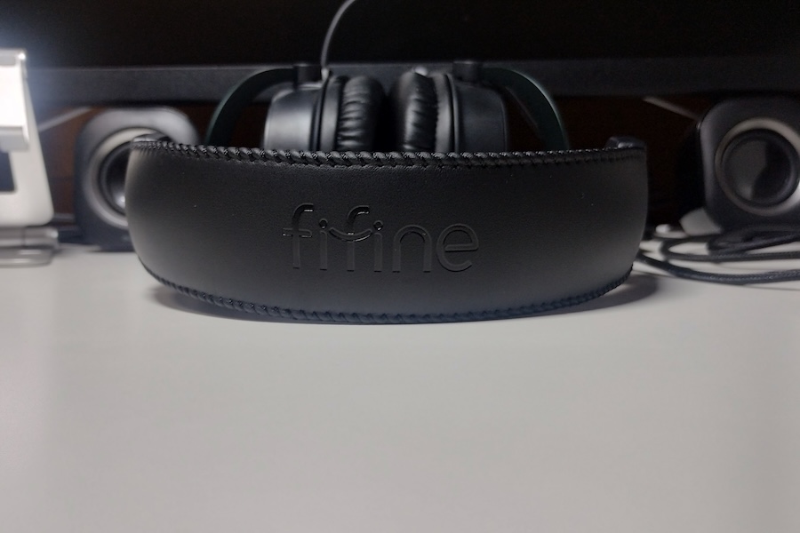 FIFINE AmpliGame H9のヘッドバンドにあるFIFINEのロゴ