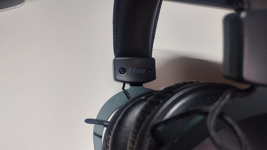 FIFINE AmpliGame H9の左側にある「FIFINE」のロゴ