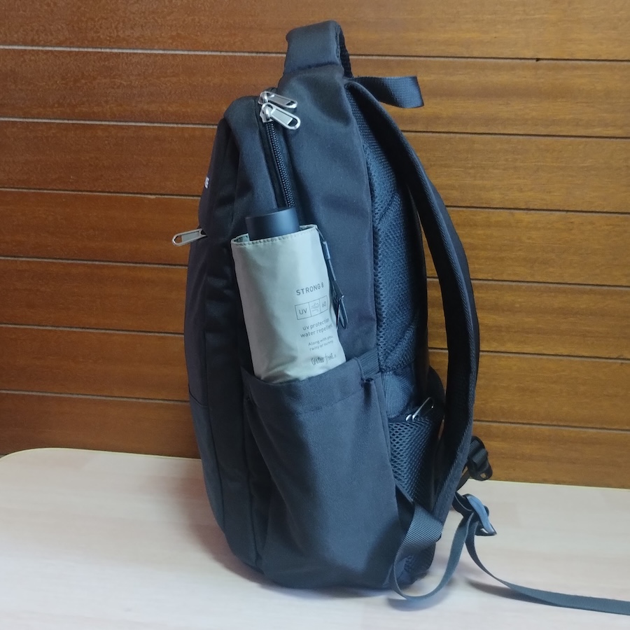 HOMIEE ビジネスリュックに荷物を収納したときの横からの外観