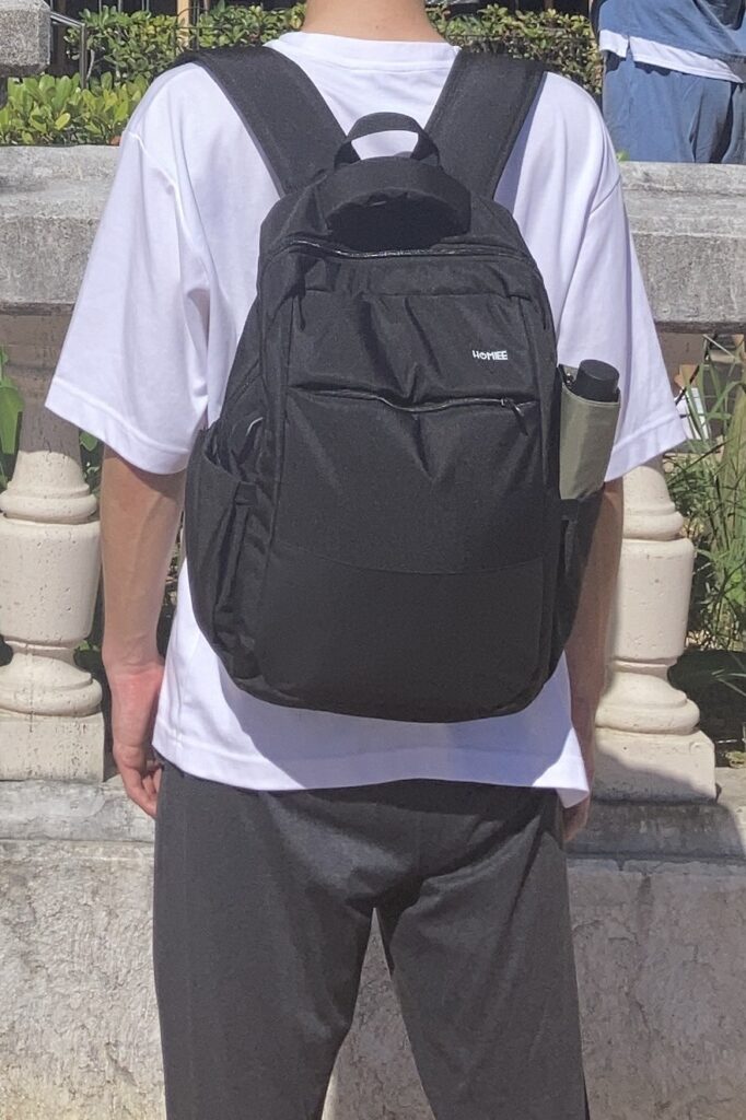 HOMIEE ビジネスリュックを背負って後ろを向く