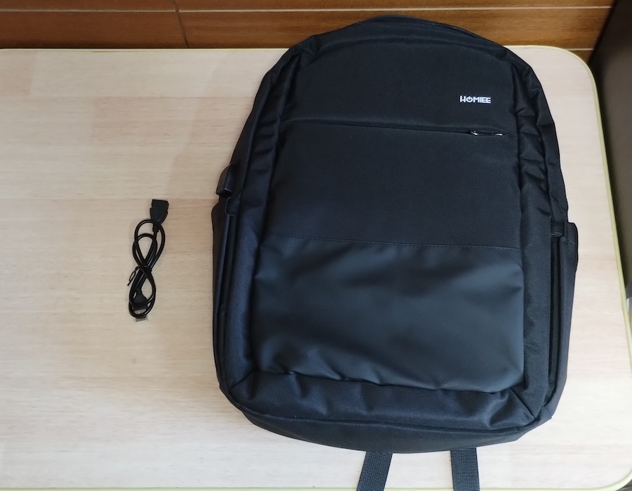 HOMIEE ビジネスリュックとUSBケーブル