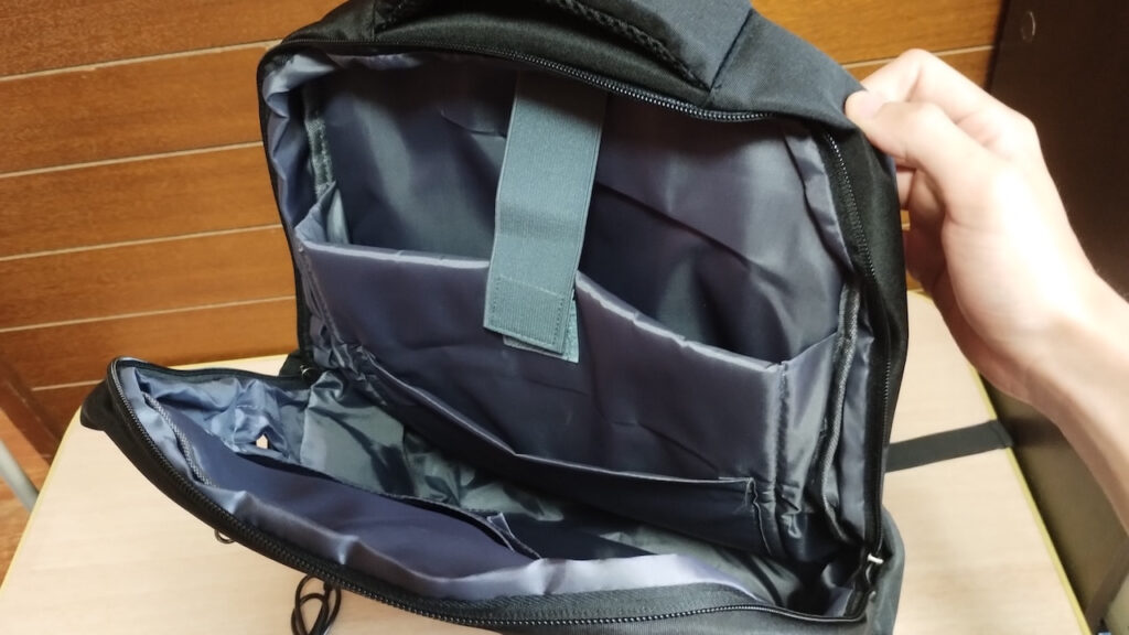 HOMIEE ビジネスリュックの内側背中のポケット