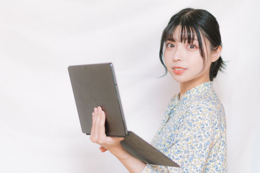 女性向けのノートパソコンの持ち運び方