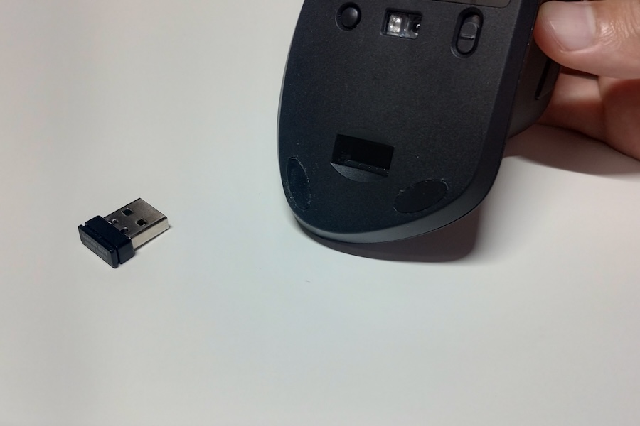 サンワダイレクト 400-MAWBT215BKの底面から取り出されるUSBレシーバー
