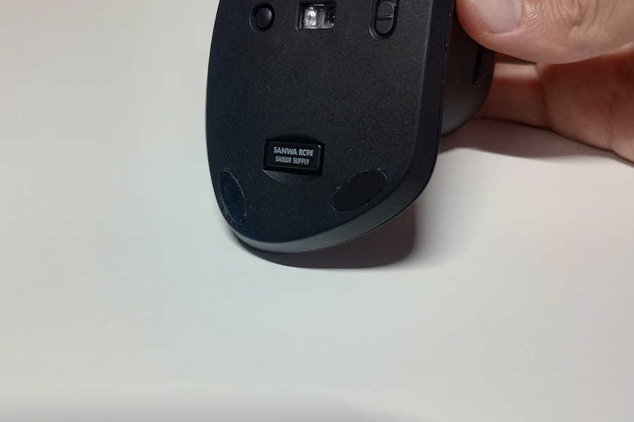 サンワダイレクト 400-MAWBT215BKの底面に収納されているUSBレシーバー