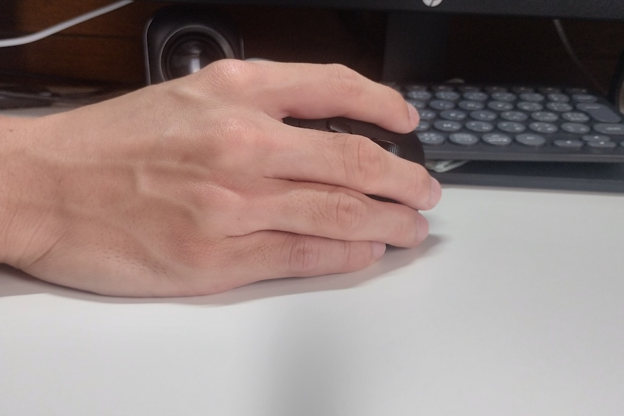 サンワダイレクト 400-MAWBT215BKを握る手