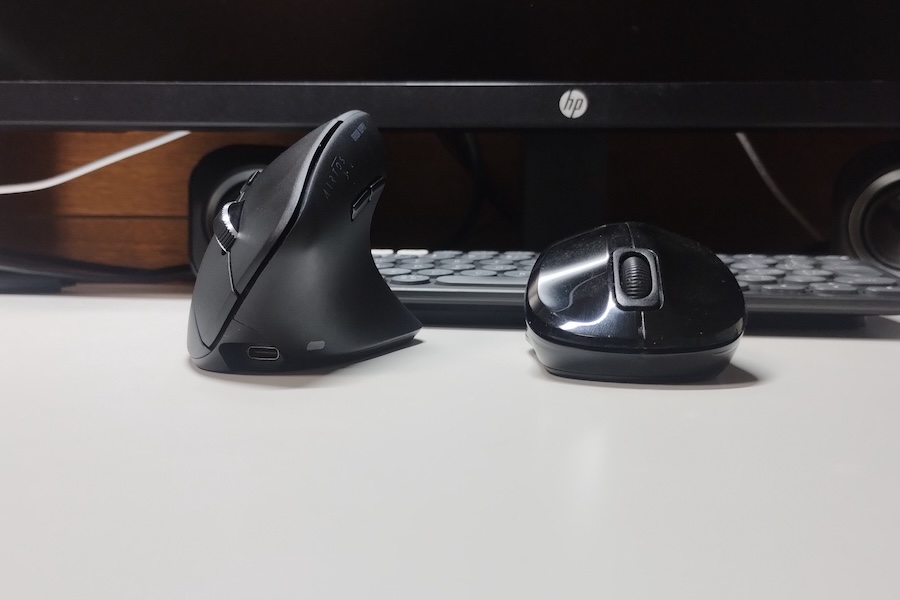 サンワダイレクト 400-MAWBT215BKと普通のマウスを正面から比較