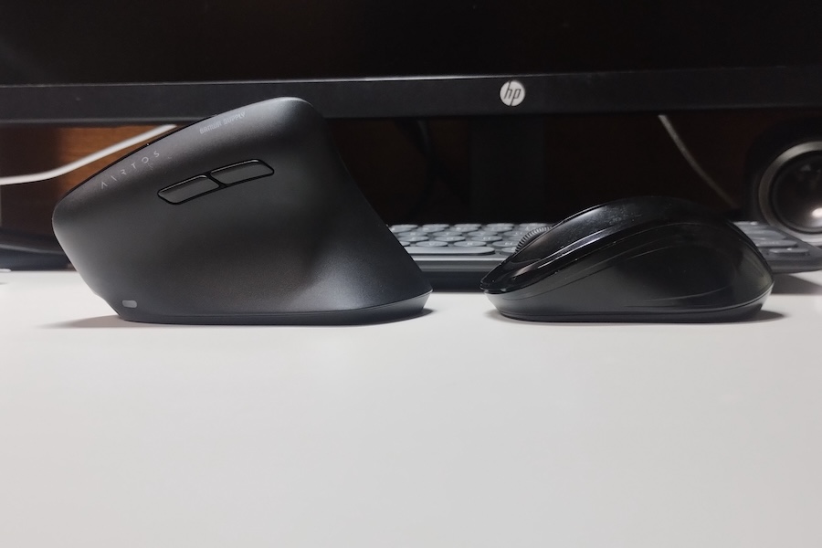 サンワダイレクト 400-MAWBT215BKと普通のマウスを側面から比較