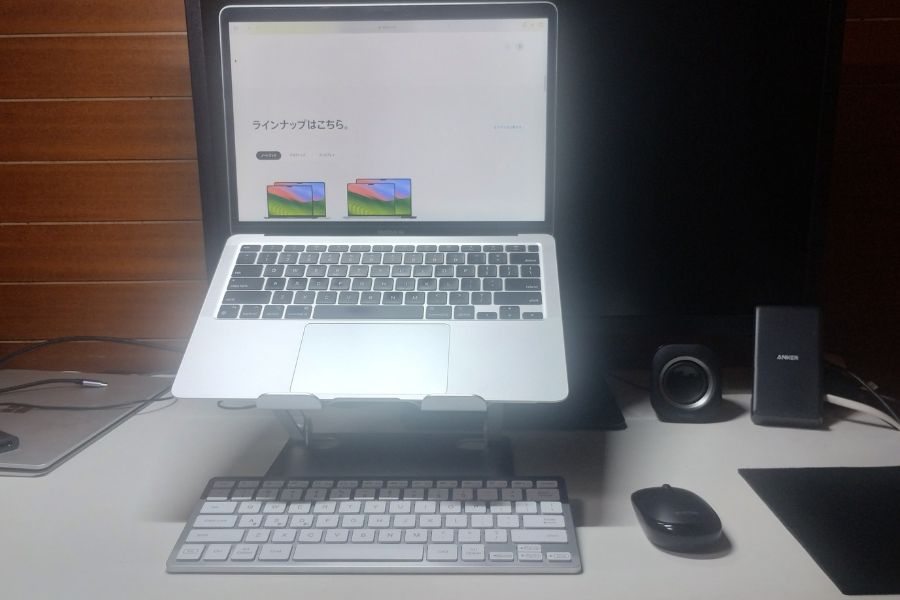 ノートパソコンスタンドに外付けキーボードとマウス