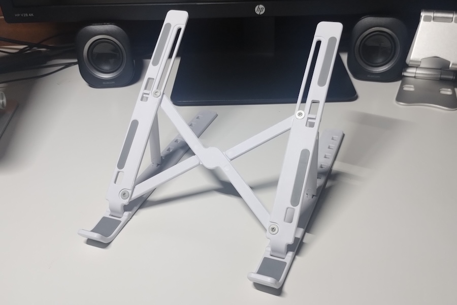折りたたみ式ノートパソコンスタンドを広げる