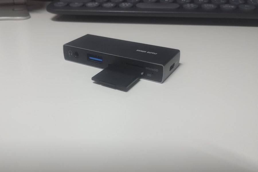 サンワダイレクト 400-ADR339GMのSDカードスロットにSDカードを接続