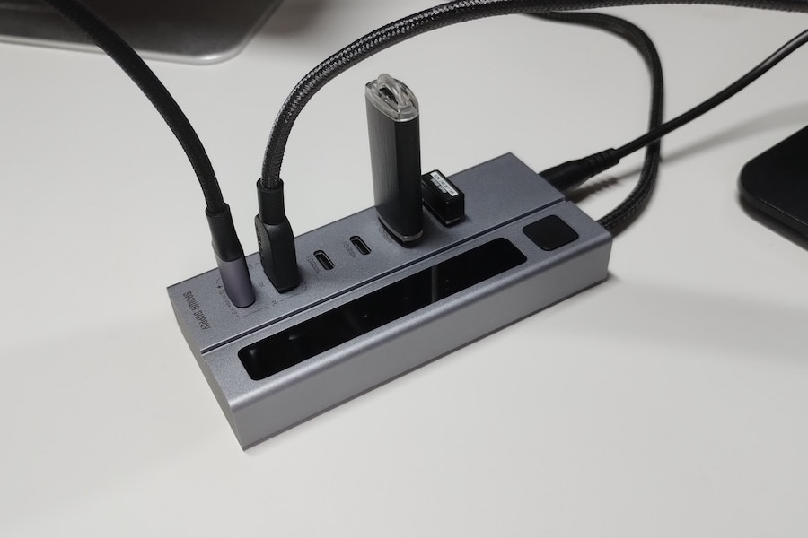 サンワダイレクト 400-HUBC35GMに機器を接続している