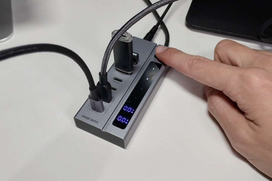 サンワダイレクト 400-HUBC35GMの電源スイッチ