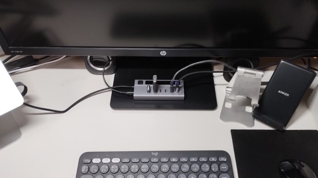 サンワダイレクト 400-HUBC35GMをデスクに据え置いている
