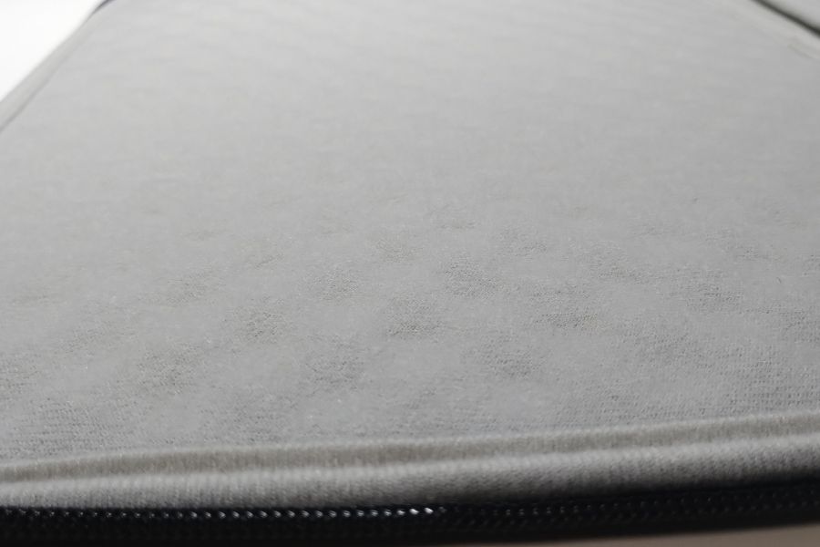 エレコム ノートパソコンケース ZEROSHOCKの低反発ウレタンの質感