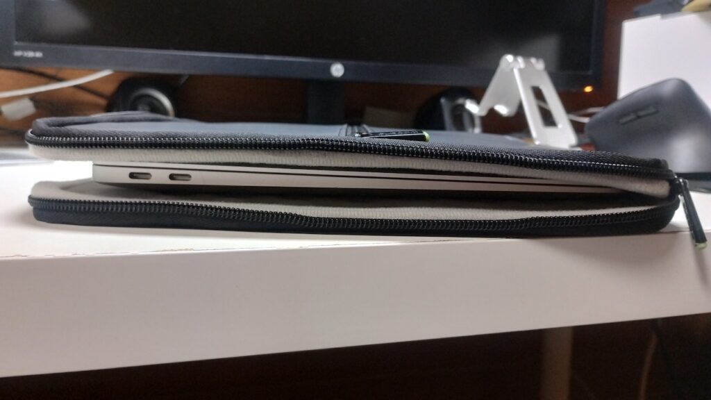 エレコム ノートパソコンケース ZEROSHOCKの低反発ウレタンがMacBookを覆うように保護