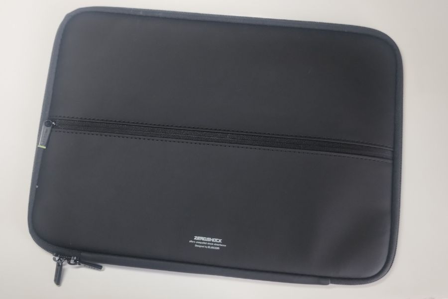 エレコム ノートパソコンケース ZEROSHOCKの正面