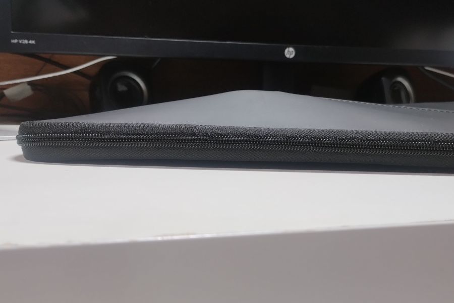 エレコム ノートパソコンケース ZEROSHOCKのポケットにコンパクトマウスを収納