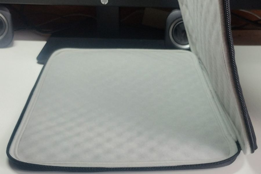 エレコム ノートパソコンケース ZEROSHOCKの低反発ウレタン