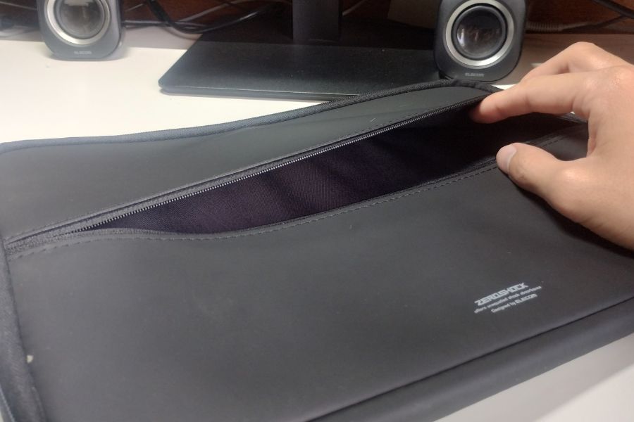 エレコム ノートパソコンケース ZEROSHOCKのポケット