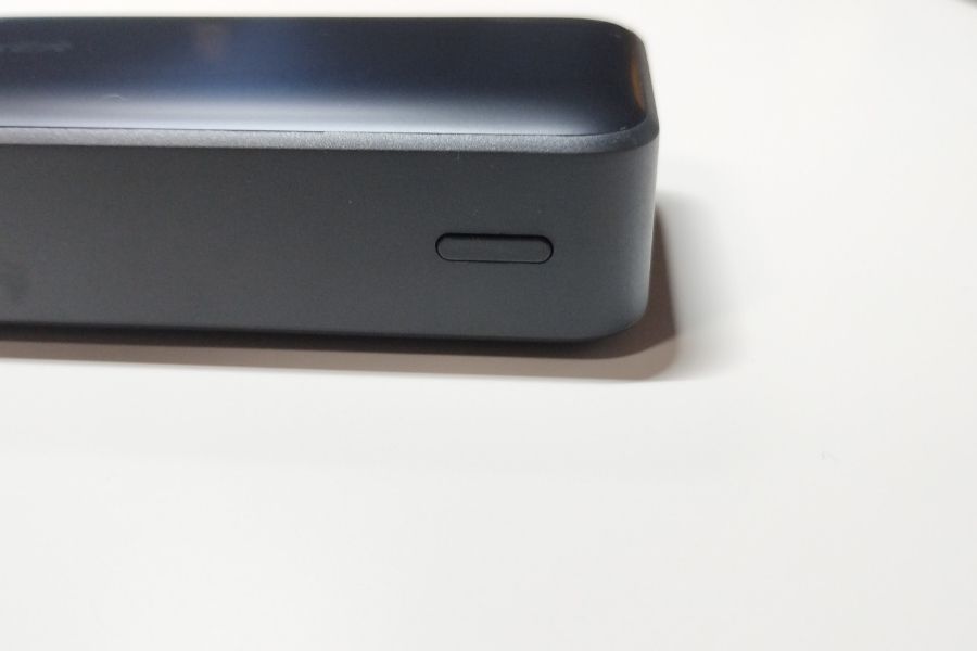 Anker 533 Power Bank(PowerCore 30W)の電源ボタン