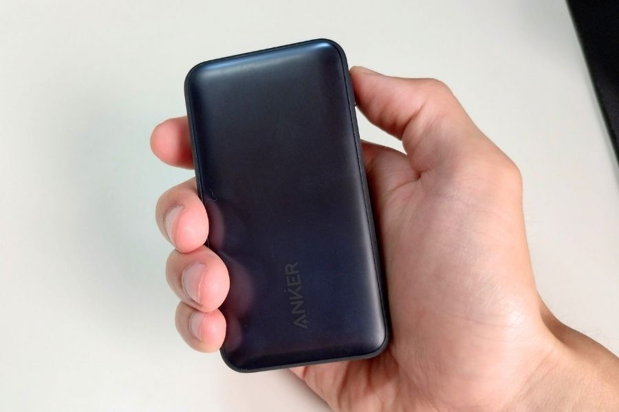 Anker 533 Power Bank(PowerCore 30W)を持つ手