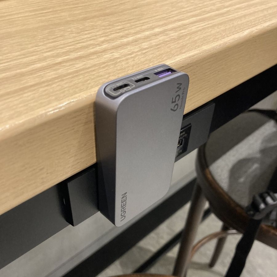 UGREEN Nexode Pro 薄型急速充電器 65Wをカフェのコンセントに接続