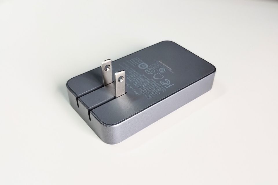 UGREEN Nexode Pro 薄型急速充電器 65Wのプラグ