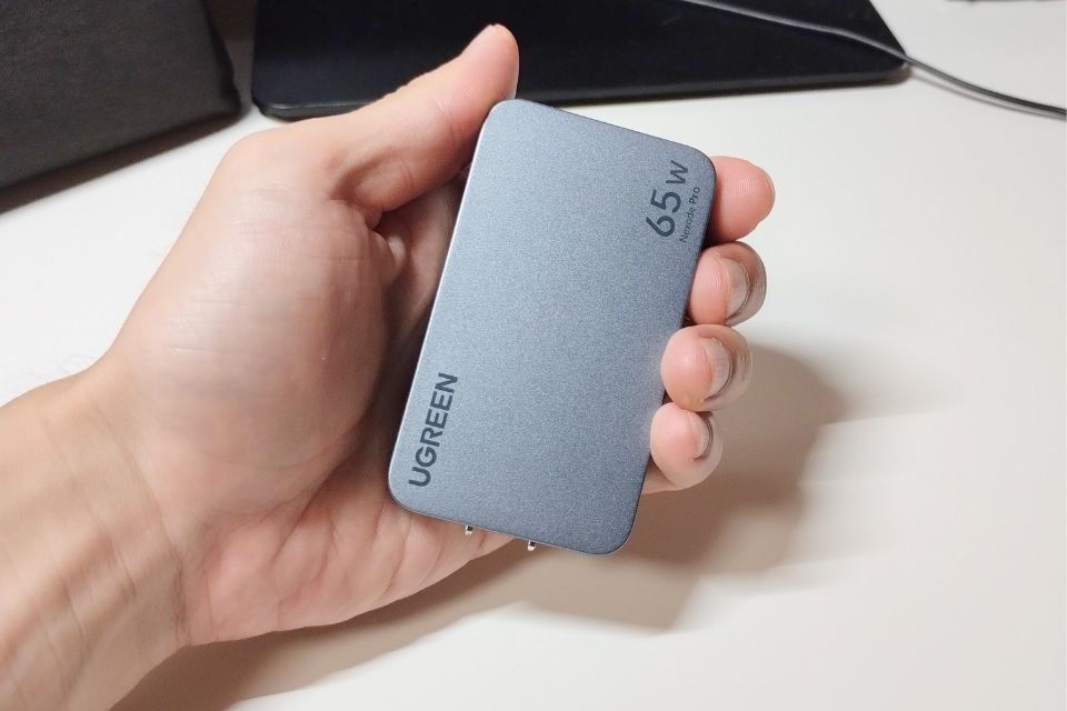 UGREEN Nexode Pro 薄型急速充電器 65Wを片手で持つ