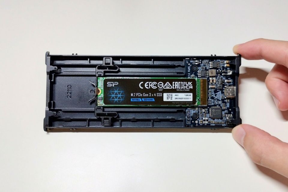 スライダーロックでSSDを完全に固定