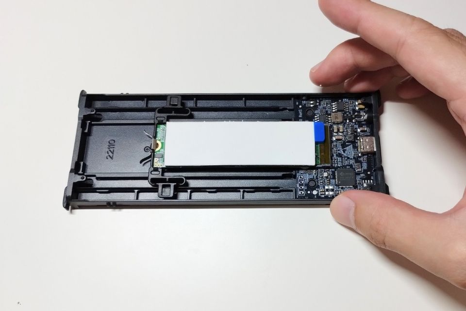 サーマルパッドをSSDに貼り付ける