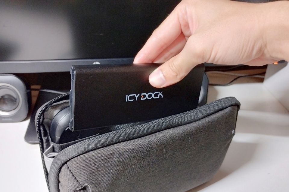 ICYDOCK MB861U31-1M2Bをガジェットポーチに収納
